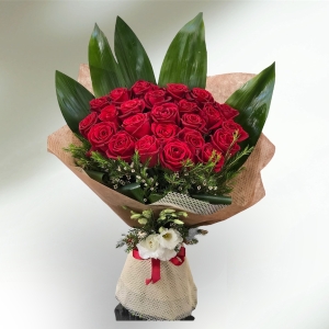 Manavgat Florist - 33 Red Roses and Greenery